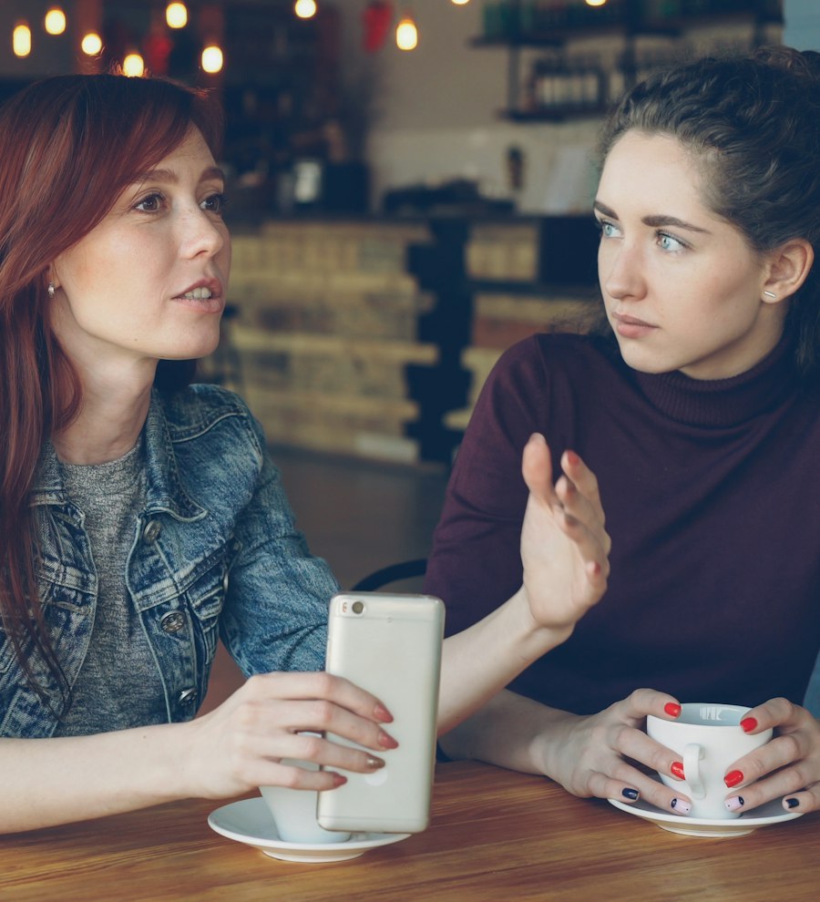 Zwei junge Frauen im vertrauensvollen Gespräch bei einem Kaffee